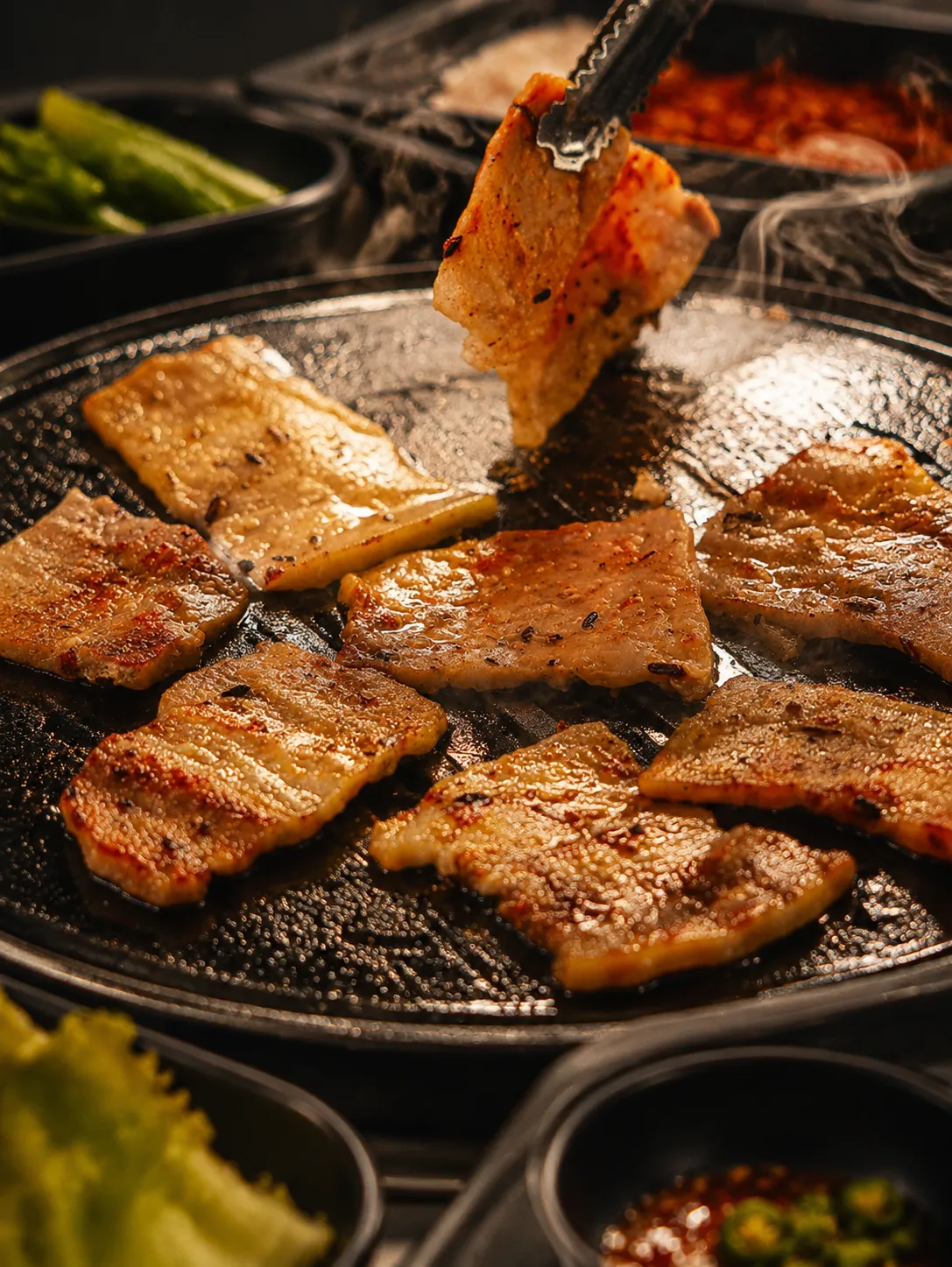 铁板烤制五花肉的电影感近景